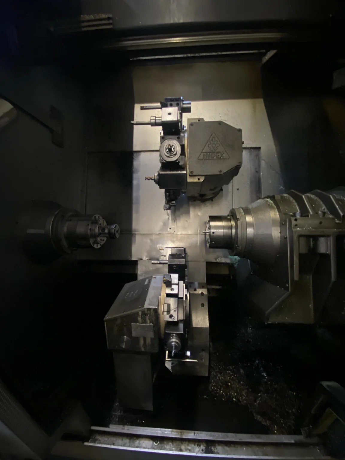Obróbka CNC – wnętrze tokarki Zawadzki Industry
